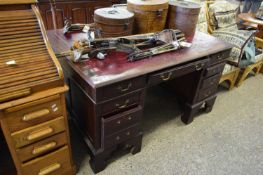 LATE 19TH/EARLY 20TH CENTURY MAHOGANY TWIN PEDESTAL OFFICE DESK WITH RED LEATHER INSET TOP, 150CM