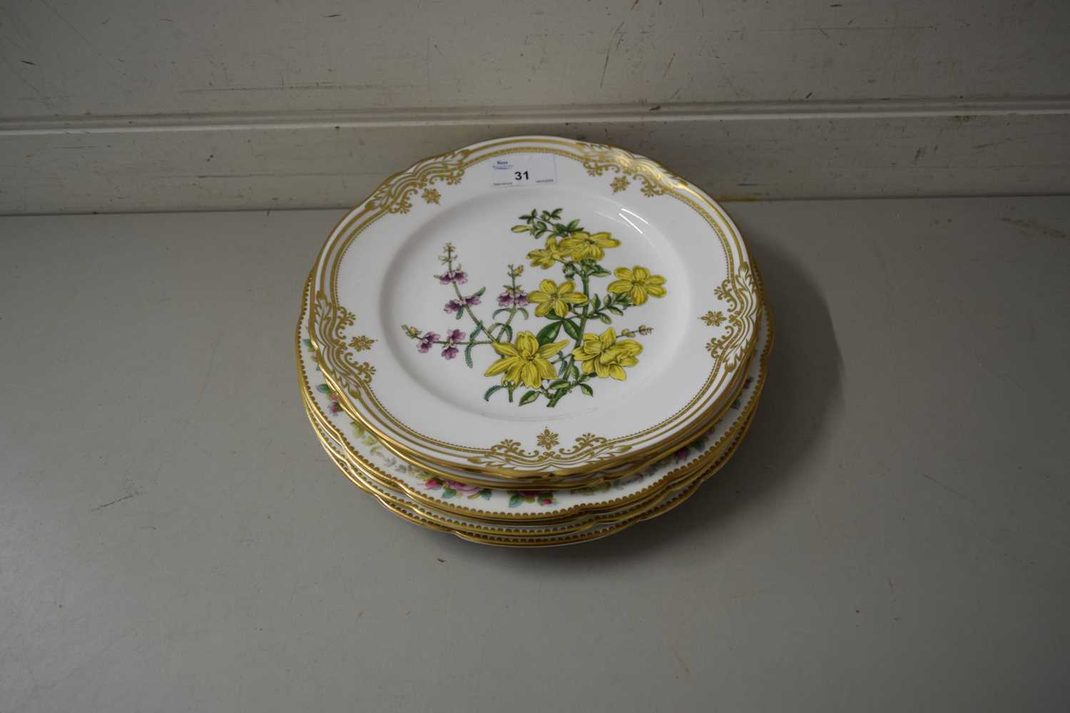 MIXED LOT OF DECORATED PLATES TO INCLUDE SPODE