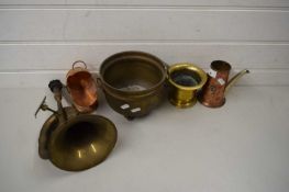 MIXED LOT COMPRISING ANTIQUE BRASS MORTAR, VINTAGE BRASS CAR HORN AND OTHER ITEMS