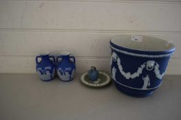 MIXED LOT COMPRISING A WEDGWOOD JASPERWARE JARDINIERE, PAIR OF SMALL WEDGWOOD PORTLAND STYLE VASES