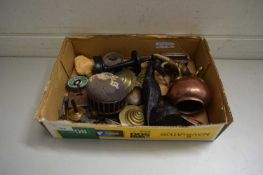 BOX CONTAINING MIXED ITEMS : SMALL COPPER TEA CADDY, HORSE BRASSES, ETC