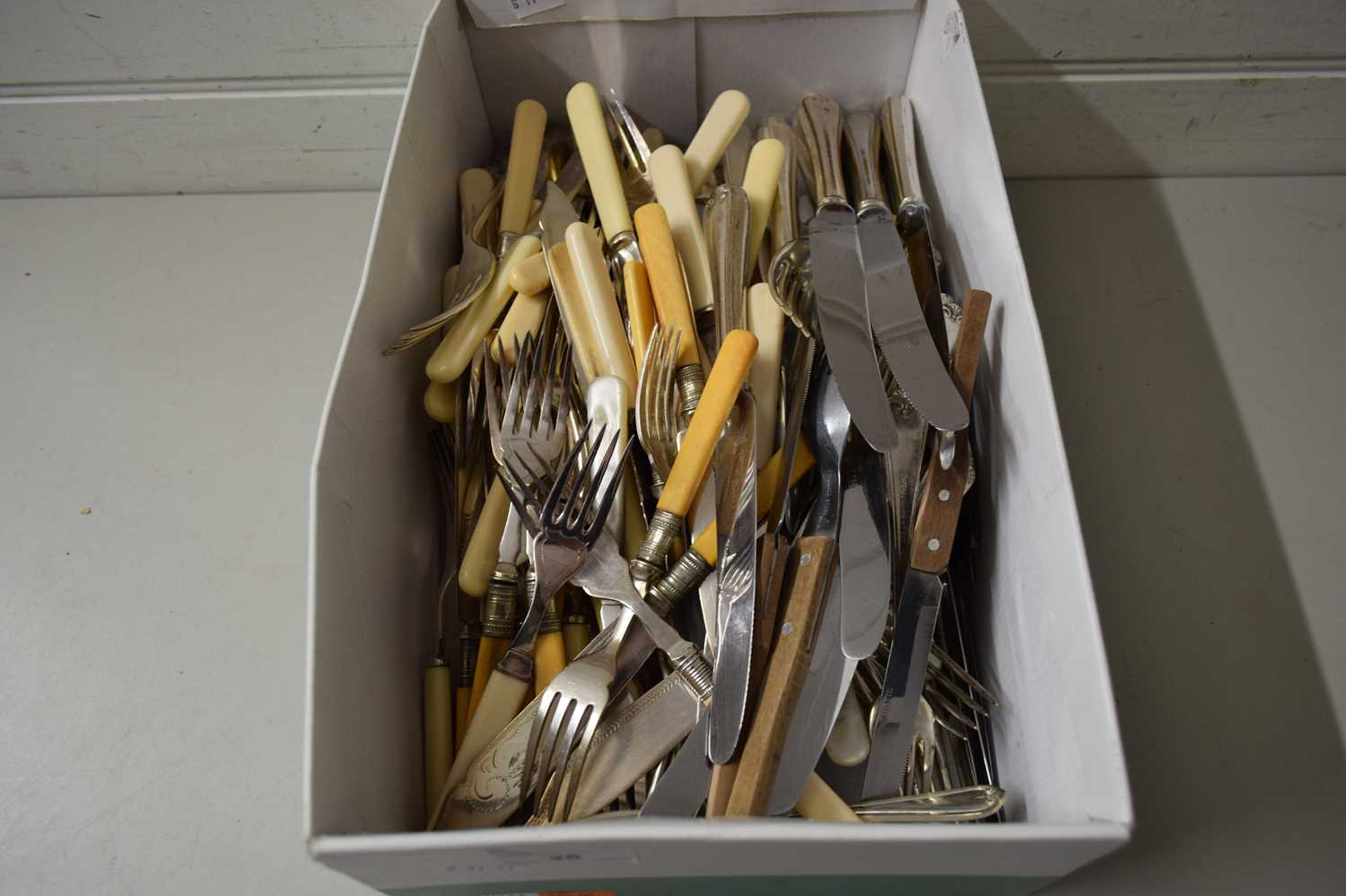 LARGE BOX OF MIXED CUTLERY