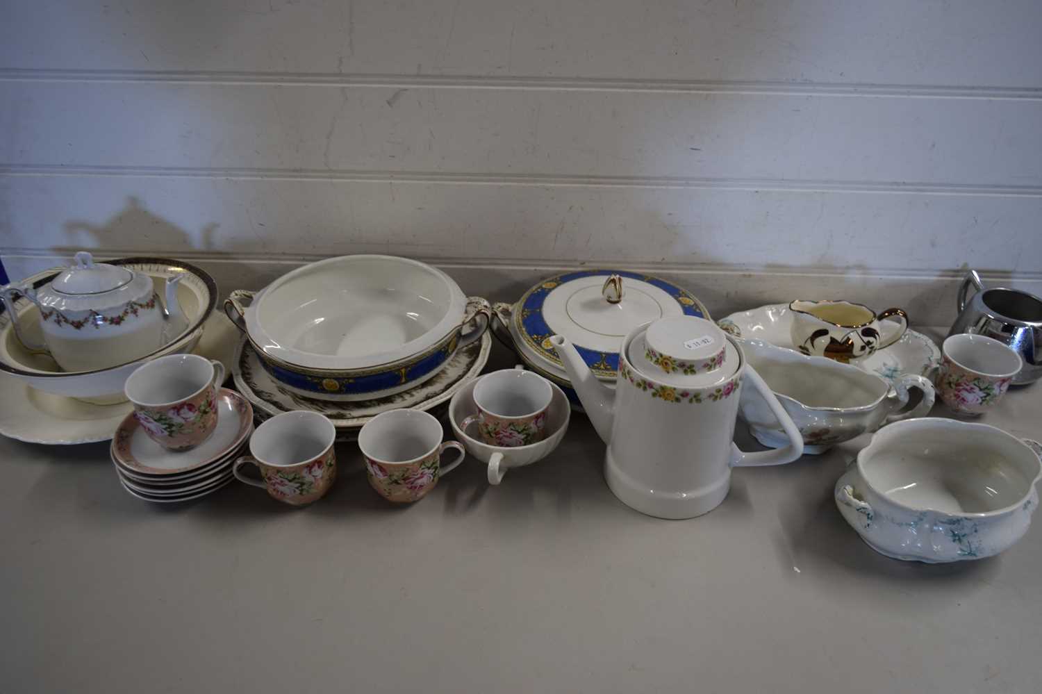 MIXED LOT VARIOUS DECORATED TEA AND TABLE WARES TO INCLUDE COVERED VEGETABLE DISHES