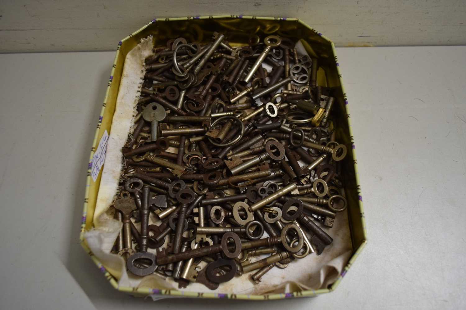 BOX OF MIXED KEYS