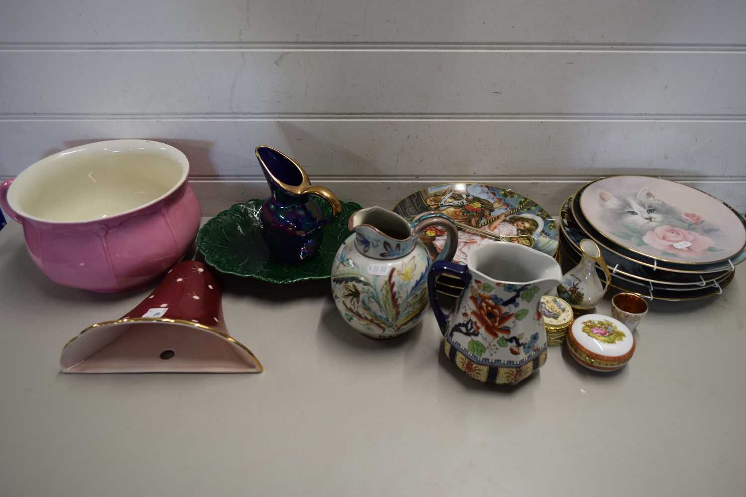 MIXED LOT OF CERAMICS TO INCLUDE DENBY GLYN COLLEDGE JUG, VARIOUS DECORATED COLLECTORS PLATES,