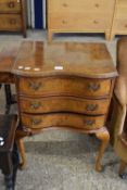 20TH CENTURY SERPENTINE FRONT WALNUT VENEERED THREE DRAWER CHEST ON CABRIOLE LEGS, 51CM WIDE