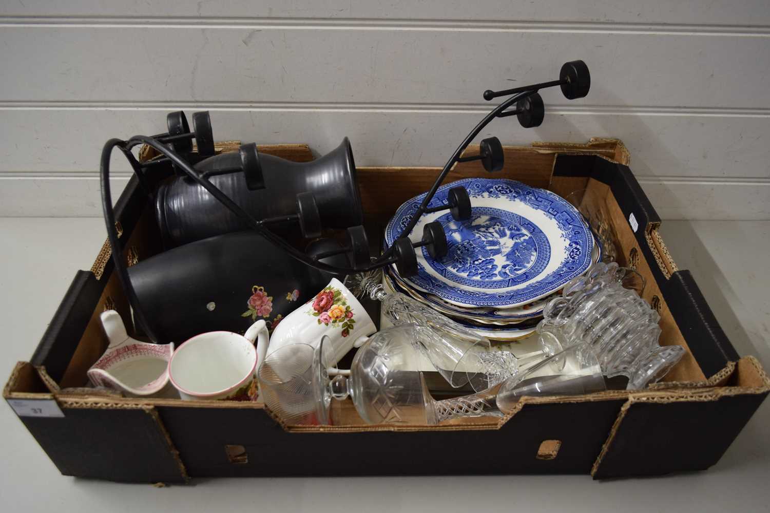 BOX OF MIXED WARES TO INCLUDE METAL CANDLE HOLDER, VASES, GLASS WARES ETC