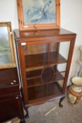 EDWARDIAN MAHOGANY CABRIOLE LEGGED CHINA DISPLAY CABINET, 61CM WIDE