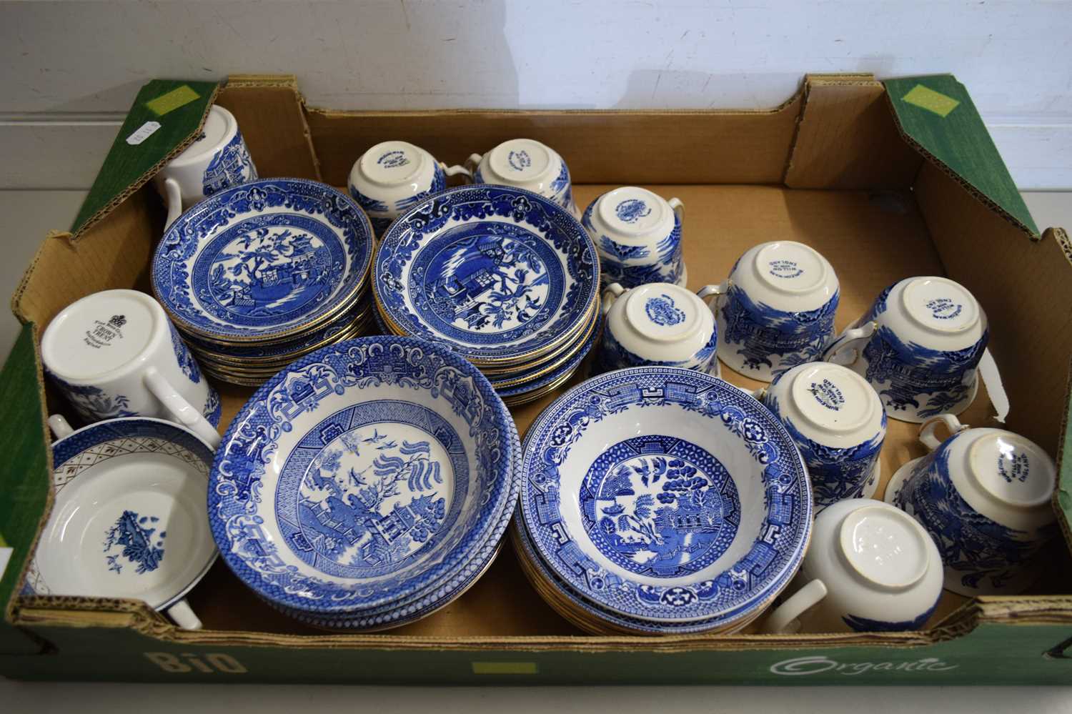 QUANTITY OF WILLOW PATTERN TEA AND TABLE WARES