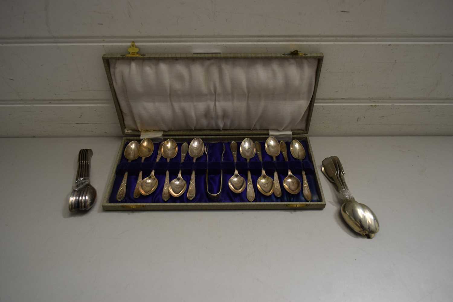 CASED SET OF SILVER PLATED TEA SPOONS AND TONGS PLUS FURTHER LOOSE TEA SPOONS