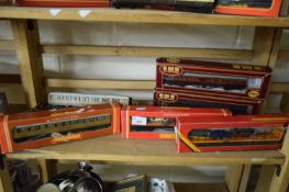 MIXED LOT HORNBY RAILWAYS 0 GAUGE TRANSPORTERS, AIRFIX GNR CARRIAGES AND OTHERS