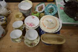 QUANTITY OF MIXED CERAMICS INCLUDING LEAF FORMED DISHES, TEA WARES ETC