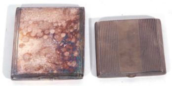 Mixed Lot: hallmarked silver ladies compact of square form, line engraved decoration, Birmingham