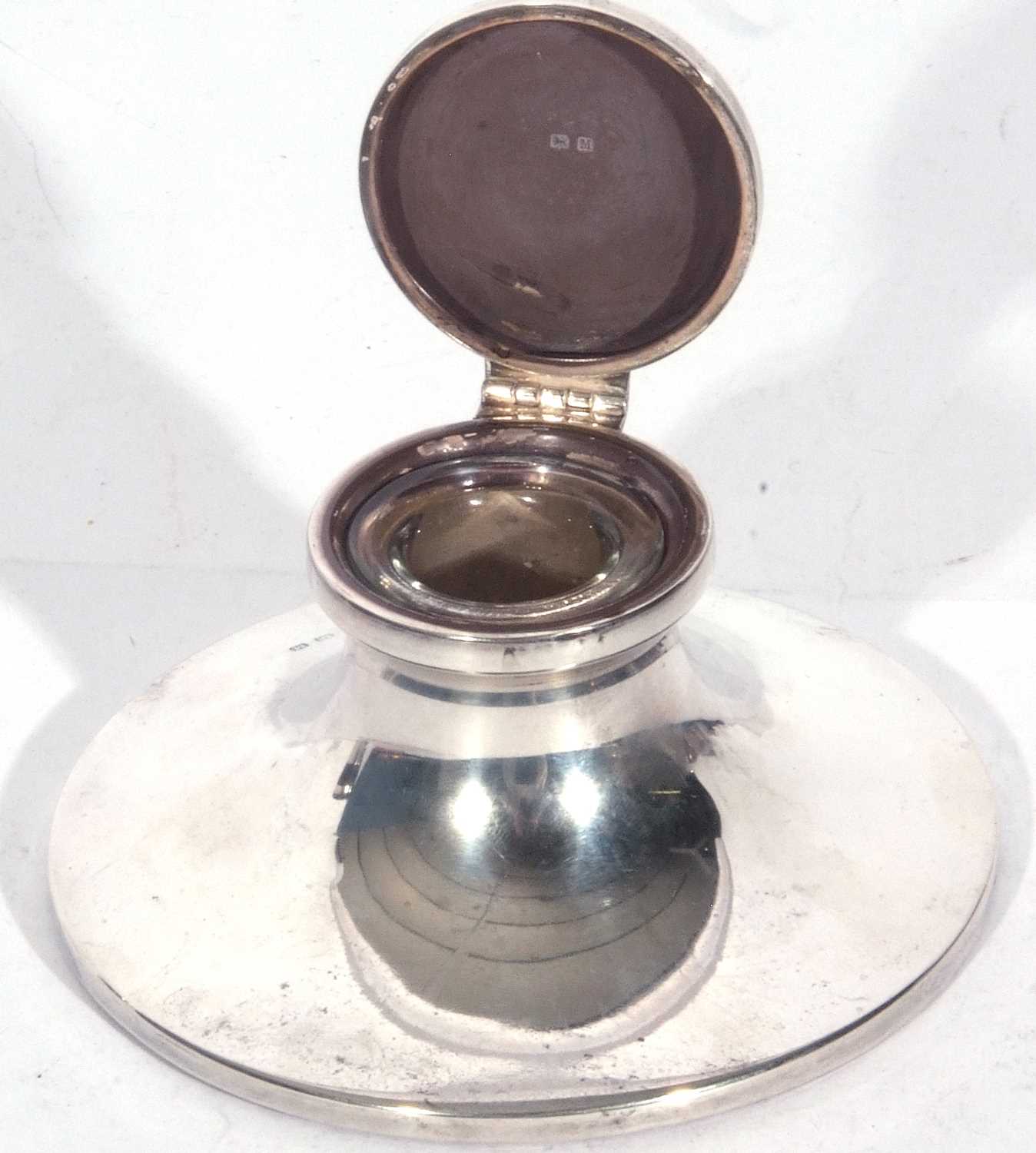 Large George V capstan inkwell of typical plain polished form, the hinged cover opening to a clear - Image 2 of 2