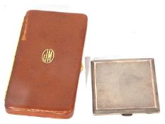 Mixed Lot: George V silver cigarette case of square form, overall engine turned decoration, gilt