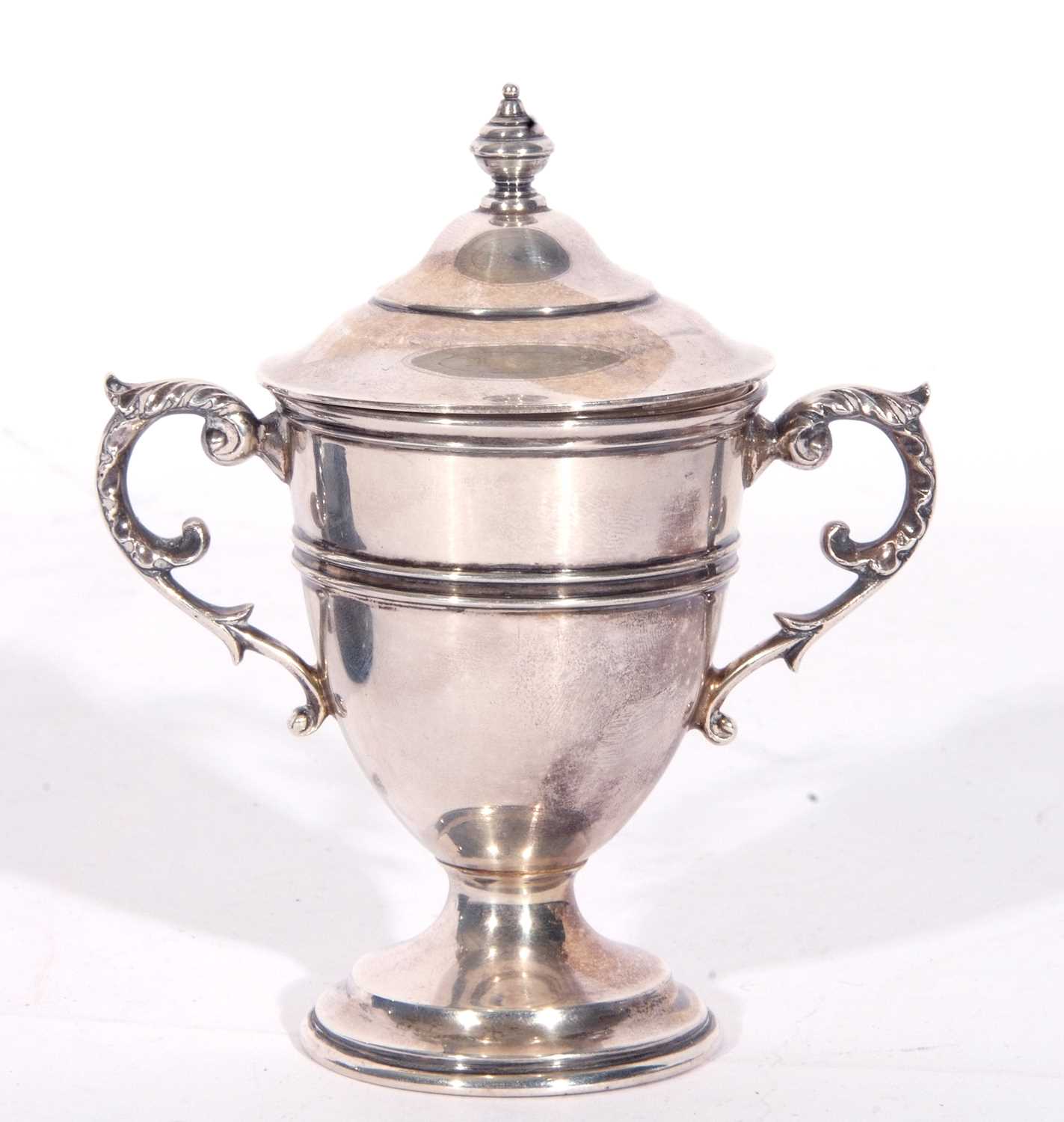 George V silver small trophy cup and lid with reeded mid-section and border, twin scroll capped leaf - Image 4 of 4
