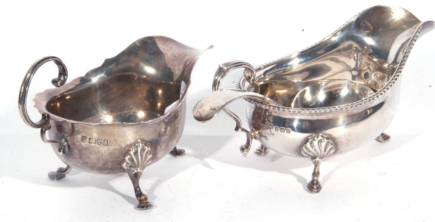 Mixed Lot: Edward VII silver sauce boat of typical form with card cut rim applied with a flying C- - Image 5 of 5