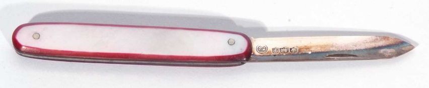 George V folding fruit knife with mother of pearl case and hallmarked silver blade, 11cm long when