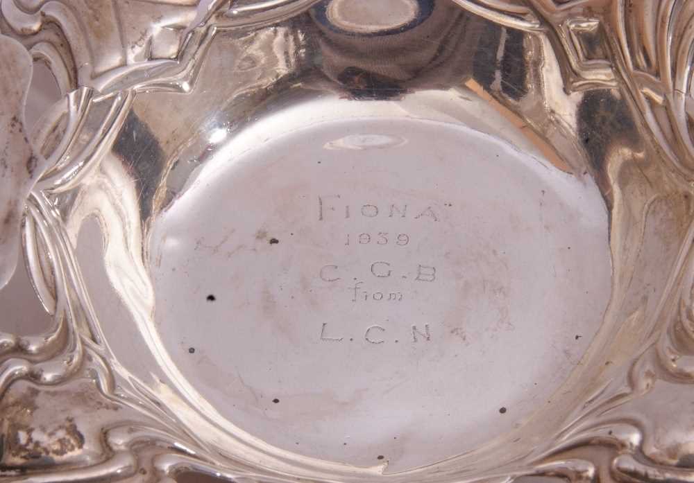 Mixed Lot: Edward VII silver bowl of squat circular form with card cut wavy rim standing on three - Image 5 of 6