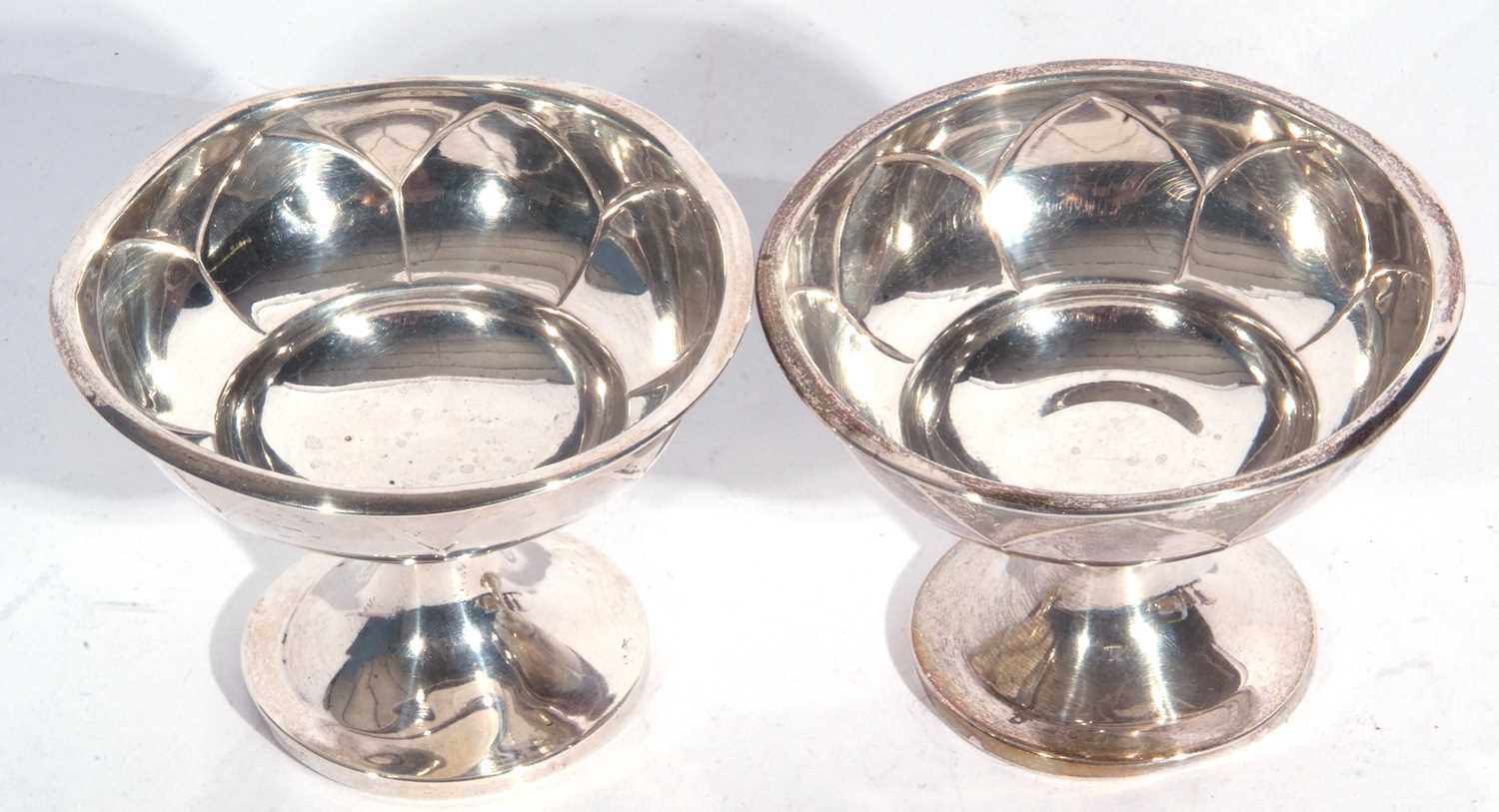Pair of George V silver pedestal dishes, the bowls decorated with a geometric design, Birmingham - Image 3 of 3
