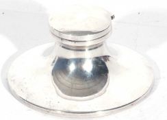 Large George V capstan inkwell of typical plain polished form, the hinged cover opening to a clear