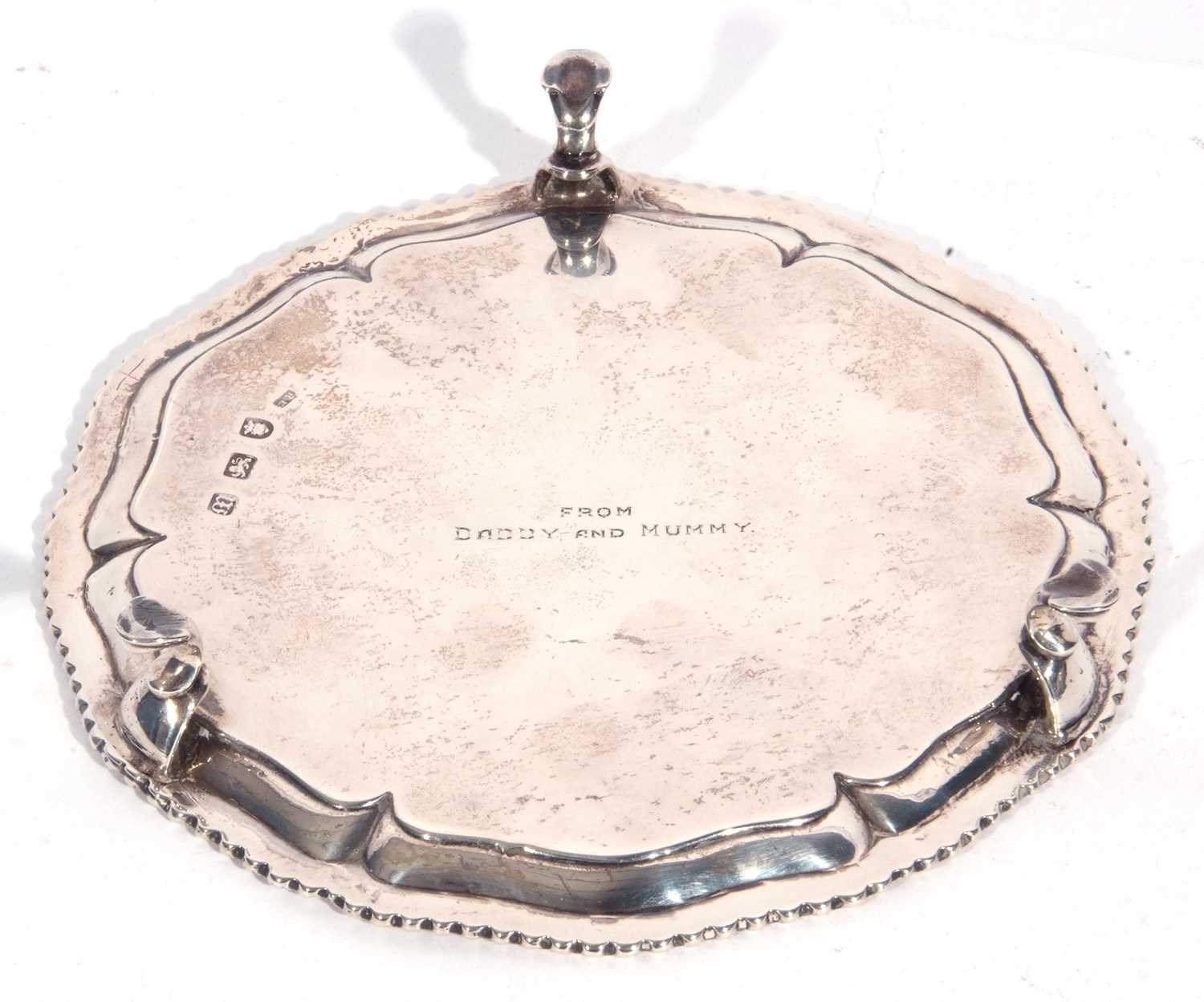George III silver card salver having a gadrooned edge surrounding a plain design tray, centrally - Image 4 of 6