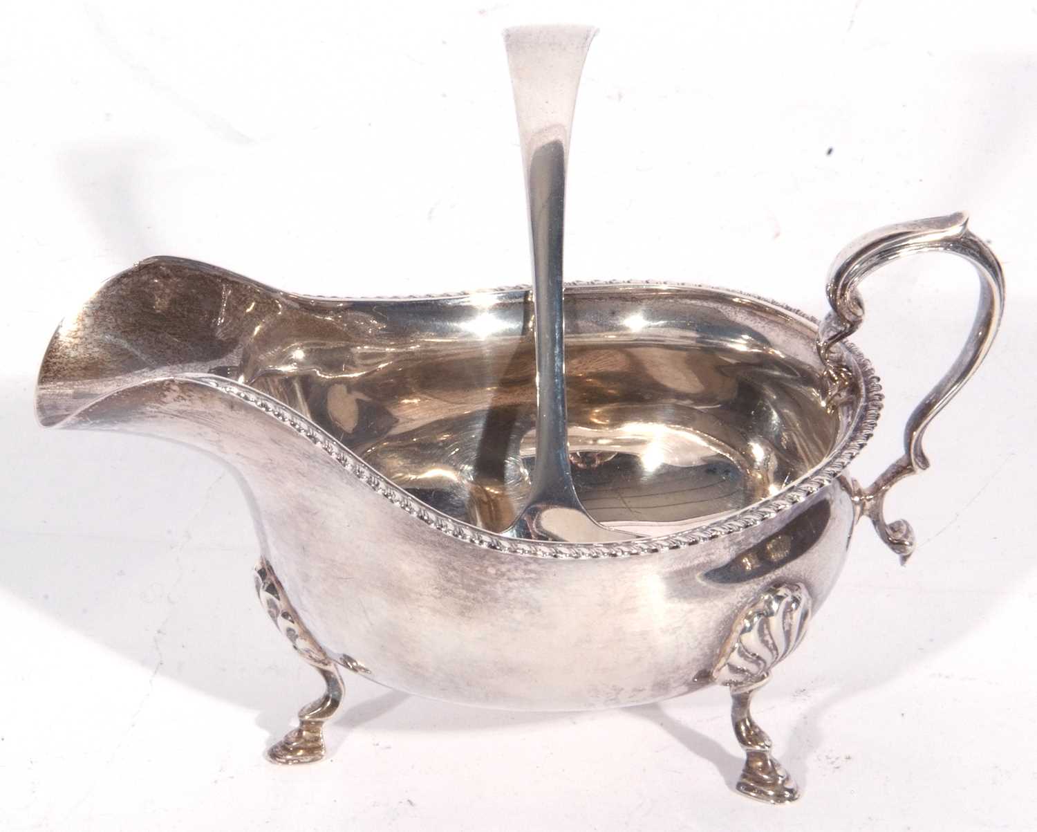 Mixed Lot: Edward VII silver sauce boat of typical form with card cut rim applied with a flying C- - Image 4 of 5