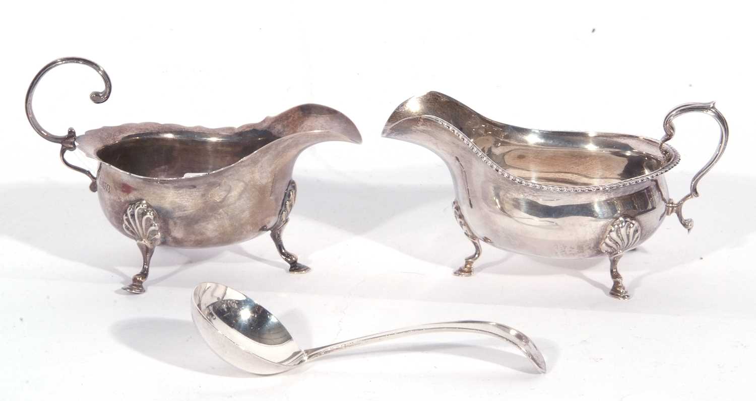 Mixed Lot: Edward VII silver sauce boat of typical form with card cut rim applied with a flying C-