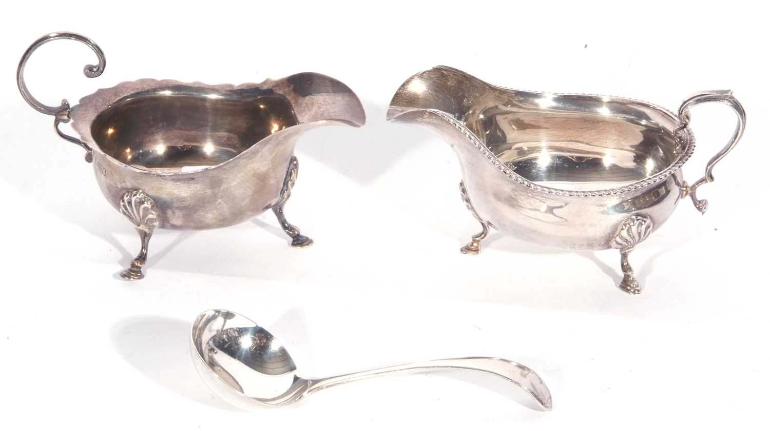 Mixed Lot: Edward VII silver sauce boat of typical form with card cut rim applied with a flying C- - Image 2 of 5