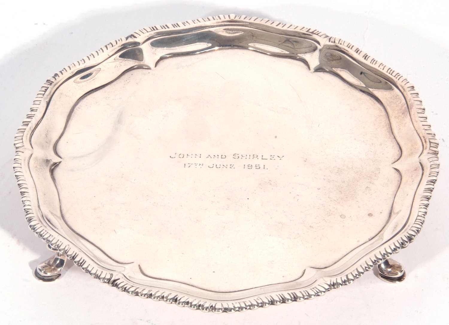 George III silver card salver having a gadrooned edge surrounding a plain design tray, centrally - Image 2 of 6