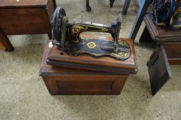 VINTAGE SINGER SEWING MACHINE IN WOODEN CASE