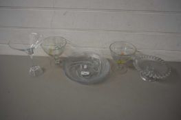 MIXED LOT: VARIOUS GLASS WARES TO INCLUDE PLATES, CHAMPAGNE BOWLS ETC