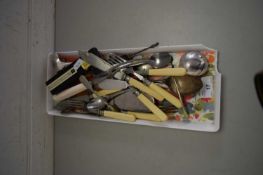 TRAY OF VARIOUS MIXED CUTLERY