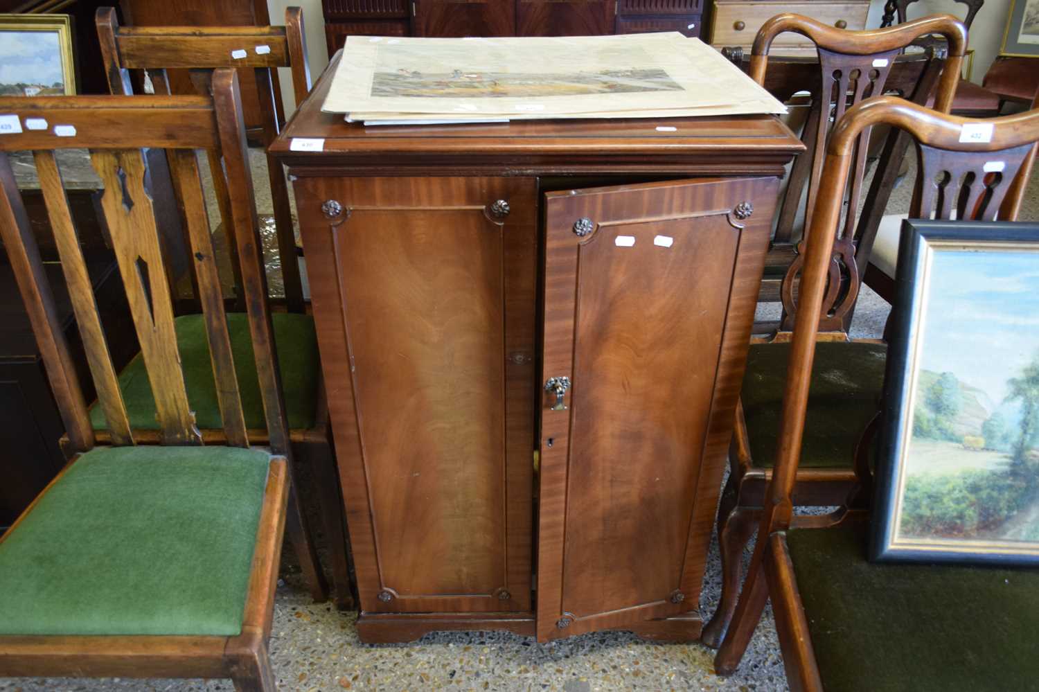 MAHOGANY VEENERED TELEVISION CABINET