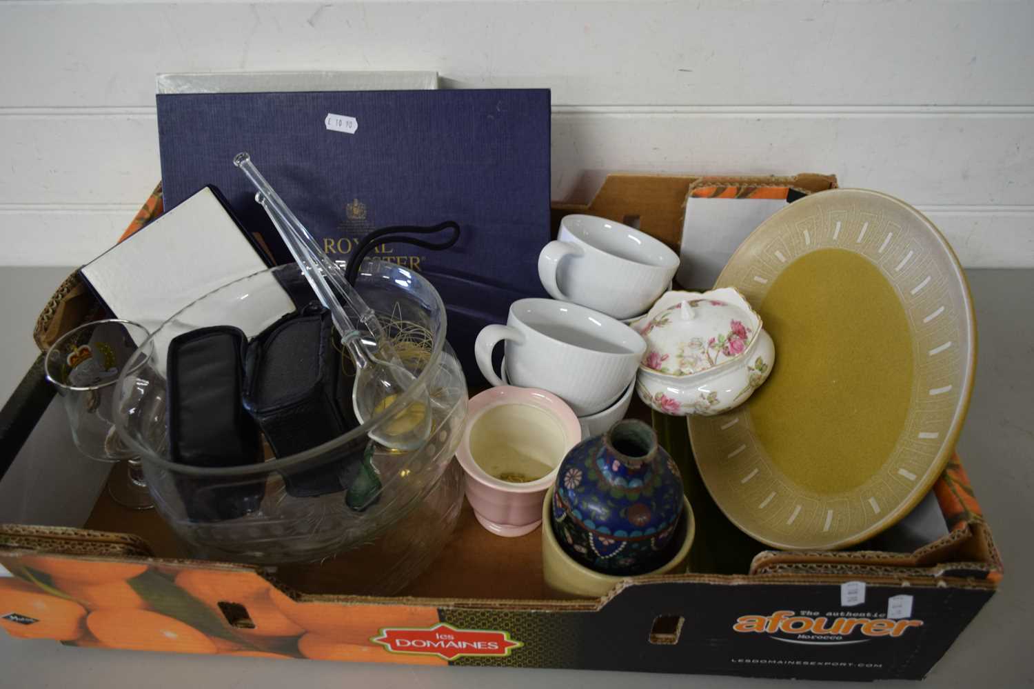 BOX VARIOUS MIXED ITEMS TO INCLUDE CLOISONNE VASE, BOXED ROYAL WORCESTER PLACE MATS, VARIOUS