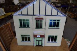 EARLY 20TH CENTURY PAINTED DOLL'S HOUSE, 67CM WIDE