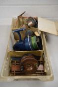 BOX OF VINTAGE FISHING REELS COMPRISING DAIWA 407R PLUS FURTHER MITCHELL 486, CENTRE PIN REEL AND