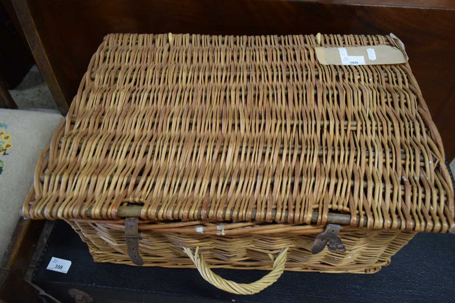 WICKER PICNIC HAMPER