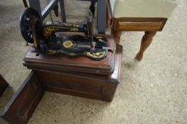 VINTAGE SINGER SEWING MACHINE IN WOODEN CASE