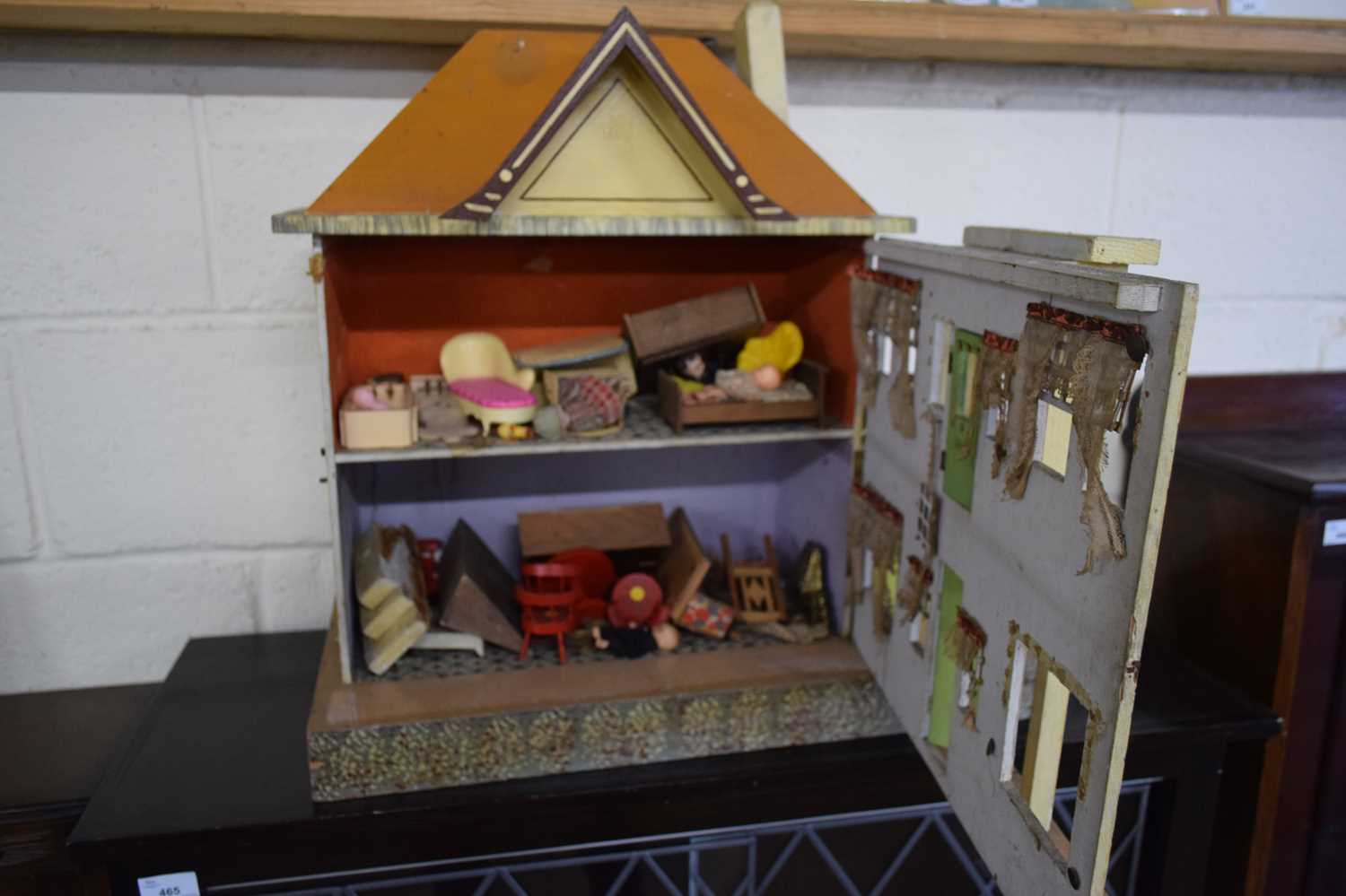 EARLY 20TH CENTURY PAINTED DOLLS HOUSE AND CONTENTS