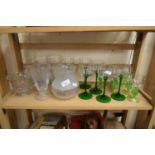 MIXED LOT VARIOUS DRINKING GLASSES TO INCLUDE GREEN STEMMED HOCK GLASSES
