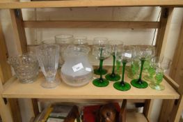 MIXED LOT VARIOUS DRINKING GLASSES TO INCLUDE GREEN STEMMED HOCK GLASSES