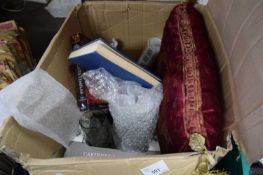 BOX OF MIXED ITEMS TO INCLUDE VARIOUS RETRO SMOKED GLASS WARES ETC