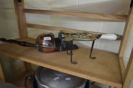 MIXED LOT COMPRISING A COPPER COAL SHOVEL AND A BRASS AND IRON TRIVET (2)