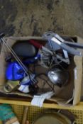 BOX OF MIXED ITEMS TO INCLUDE SMALL BINOCULARS, DESK LAMP ETC