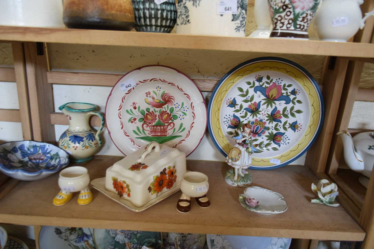 VARIOUS CERAMICS TO INCLUDE CARLTON WARE 'WALKING' EGG CUPS, VARIOUS DECORATED PLATES, CHEESE DISH