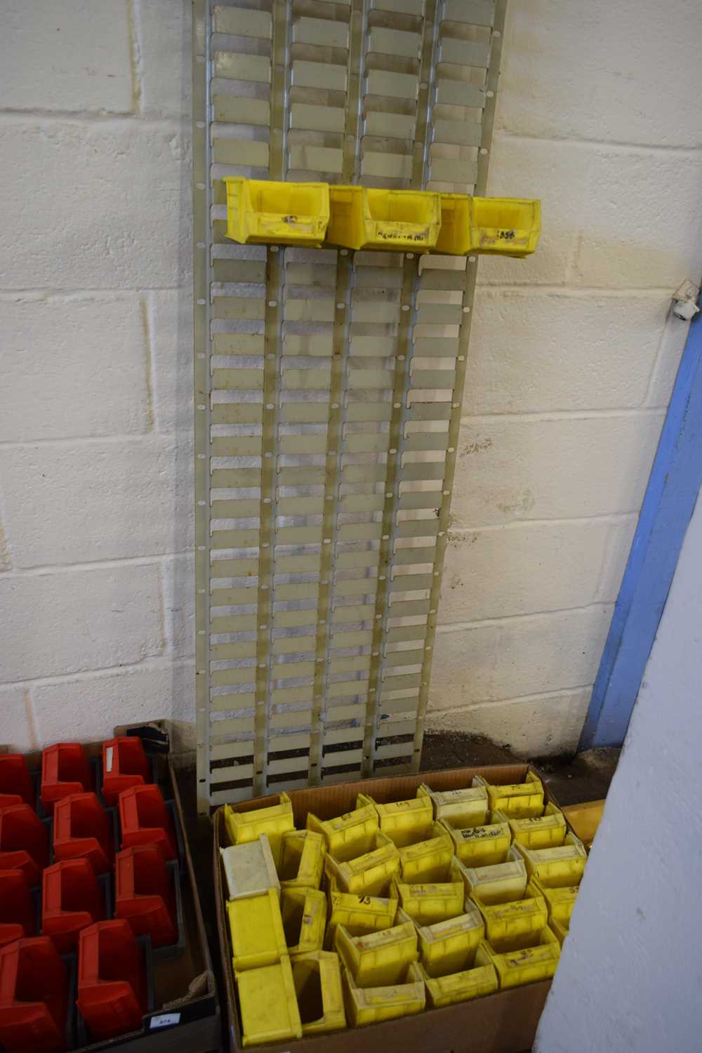 BOX OF YELLOW PLASTIC WORKSHOP TIDY TRAYS AND ASSOCIATED RACKING