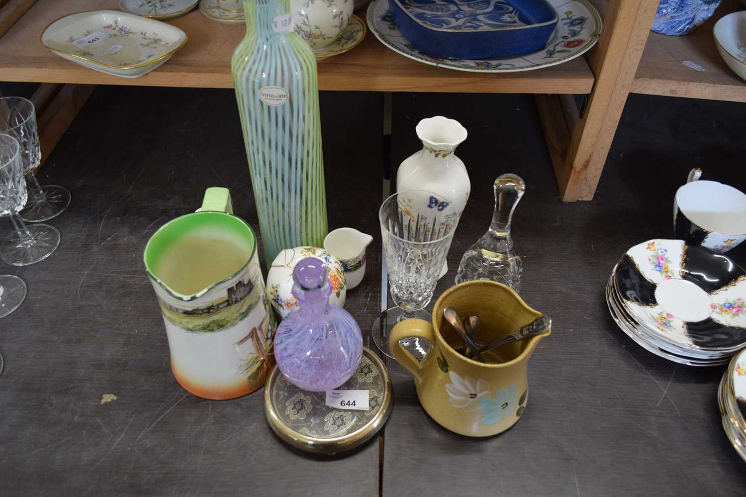 MIXED LOT OF GLASS AND CERAMICS TO INCLUDE A ROYAL DOULTON DICKENS WARE JUG, AYNSLEY COTTAGE