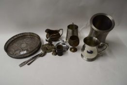 MIXED LOT VARIOUS SILVER PLATED AND PEWTER WARES TO INCLUDE TANKARDS, SERVING TRAY AND OTHER ITEMS