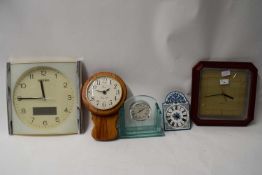 MIXED LOT : VARIOUS MODERN WALL CLOCKS AND A GLASS MANTEL CLOCK